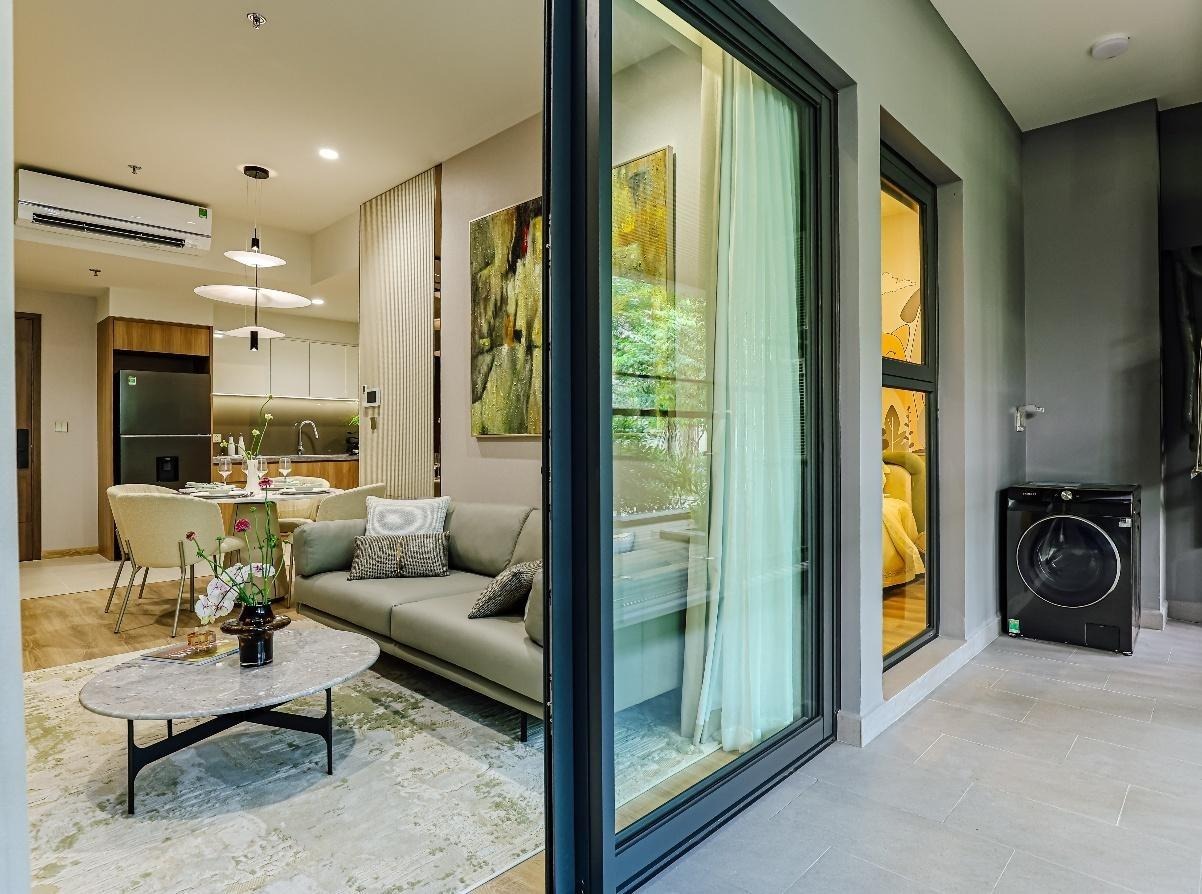 A room with a glass doorAI-generated content may be incorrect.